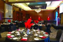 masquerade-corporate-event-ostrich-feather-centrepiece-sizzle-with-decor-casino-lac-leamy-18