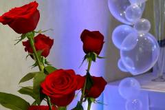 minimalist-red-rose-intimate-wedding-decor-centerpiece-hilton-lac-leamy-12